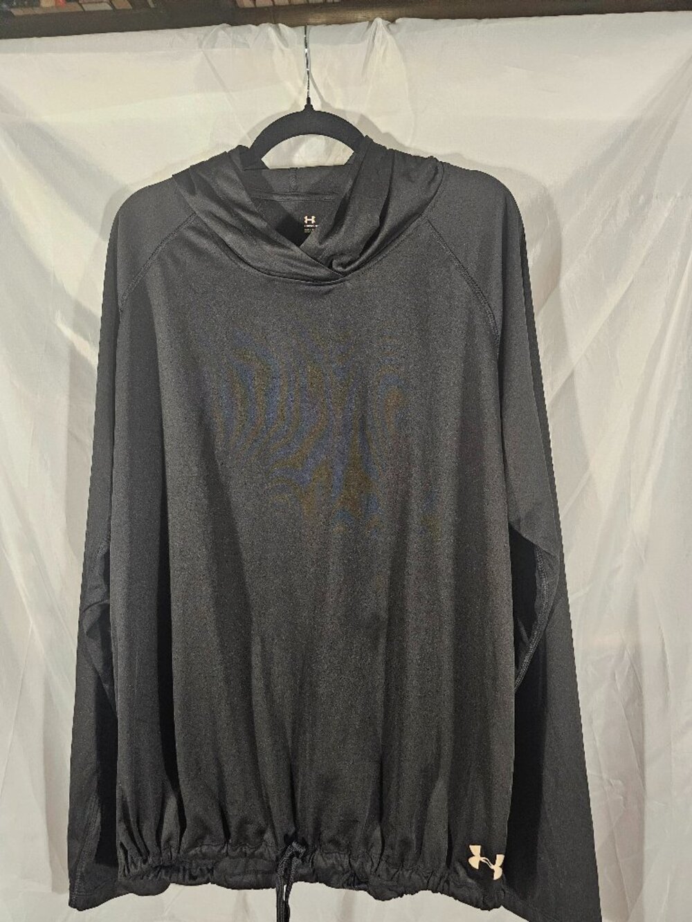 Under Armour lightweight pullover shirt. Size 2XL. Like new.